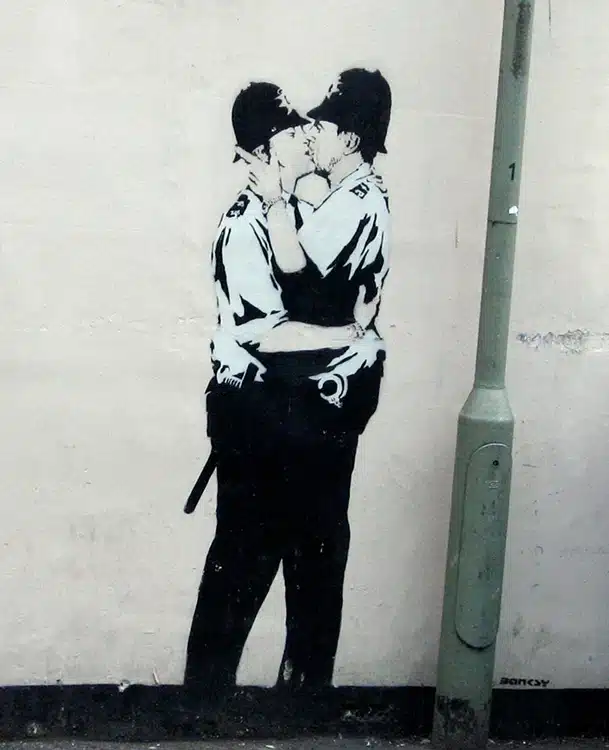 Día Internacional del Beso 15 Banksy Kissing Coppers
