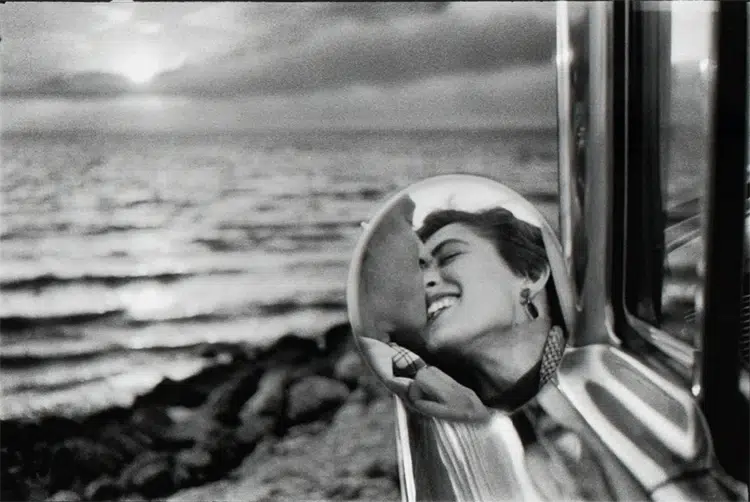 Elliott Erwitt California Kiss
